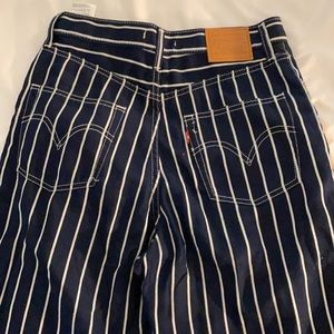 So cute - Levi’s ankle flared pants